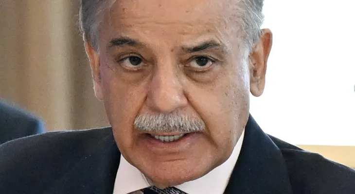 El primer ministro de Pakistán inicia visita a Arabia Saudita en medio de tensiones en el Golfo y el Mar Rojo