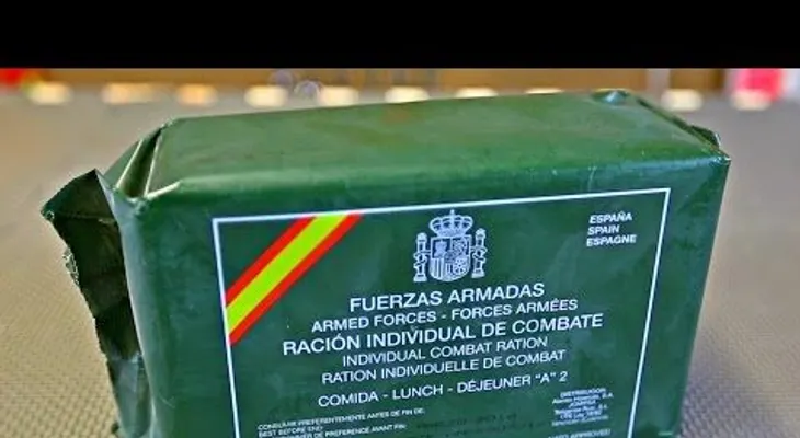 El "hacker ruso loco" prueba una ración de combate del Ejército español
