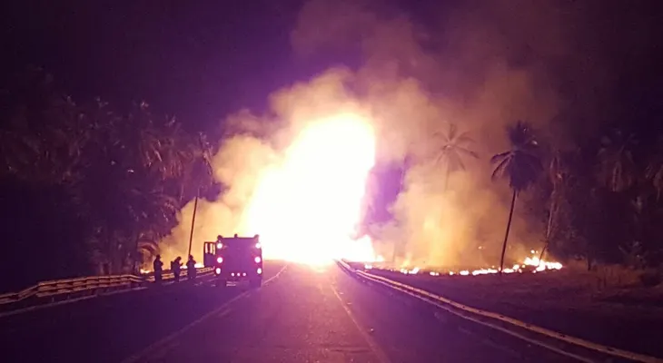 Choque de bus de turismo y camión cisterna en México deja varios muertos y heridos