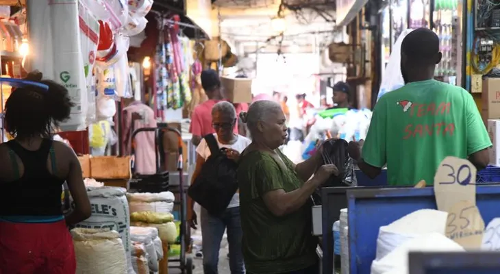 Amas de casa dominicanas advierten que el dinero ya no alcanza ni para un día de compra