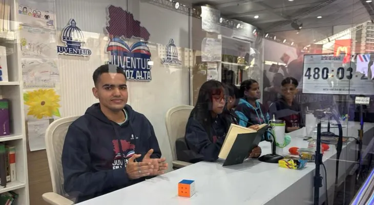 Cinco jóvenes dominicanos completan 480 horas de lectura y buscan el récord Guinness