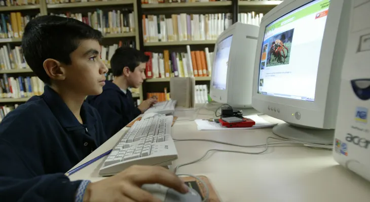 Adultos deben hablar con los chicos del uso que dan a internet, dice experta