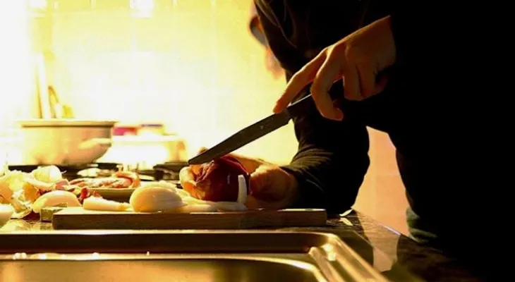 Varias técnicas para cortar la cebolla sin llorar 