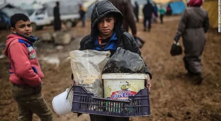 Refugiados sirios en la frontera piden a ayuda a Turquía: "No vinimos para vivir en carpas"