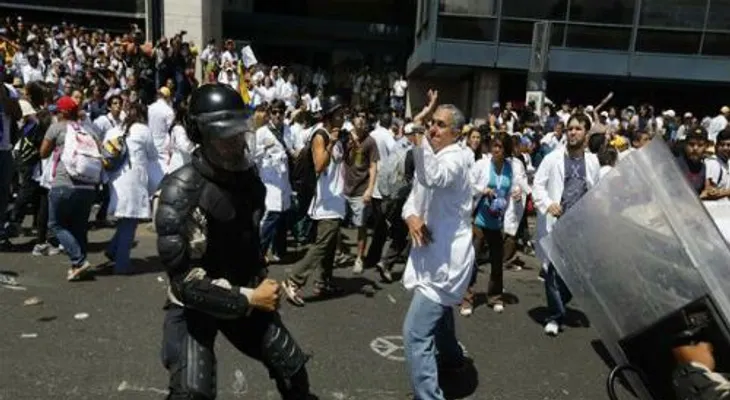 No hubo marcha pero si enfrentamientos entre Médicos y PNB