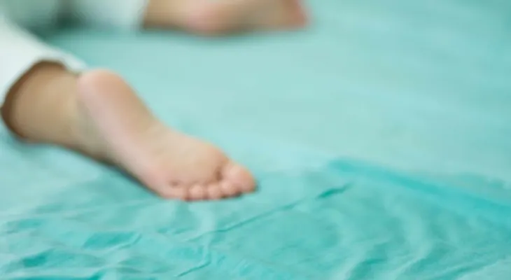 La amplia mayoría de los niños deja de mojar la cama sin atención médica