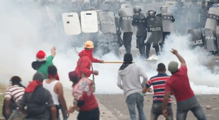 En Honduras inician recuento de actas, pero continúan protestas contra un presunto fraude