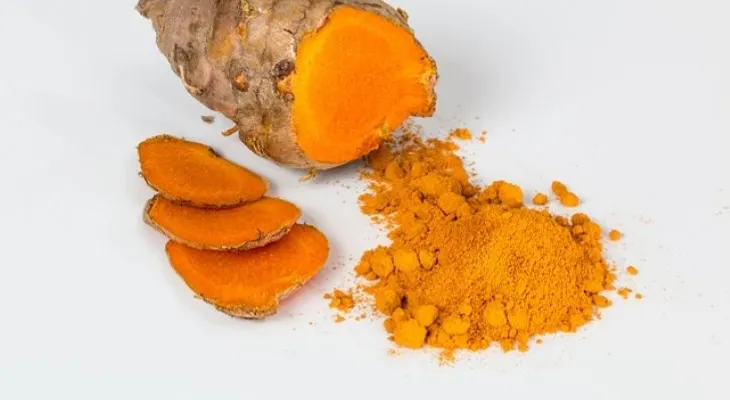 El té de curcuma es recomendable para personas con artritis y Alzheimer; disminuye el colesterol