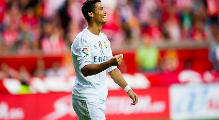 Cristiano Ronaldo envía su camiseta a un niño que siguió jugando al fútbol durante el terremoto de Nepal