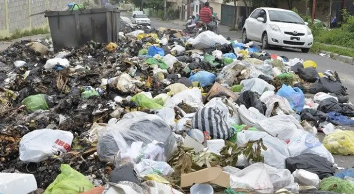 Basura arropa a San Cristóbal por deudas con empresa