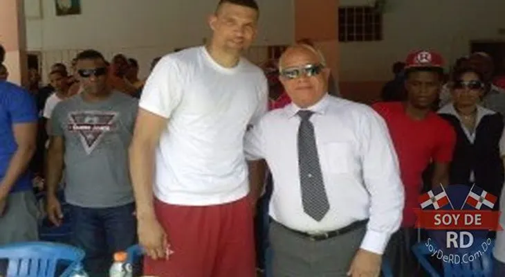 NBA Francisco García visita presos de La Victoria
