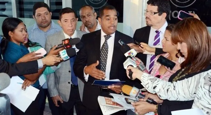 Gobierno tiene otros 130 mil carnés y "stickers" para entregar a los haitianos 