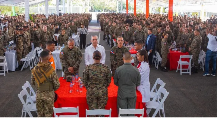 Presidente Abinader almuerza con miembros del Ejército y PN