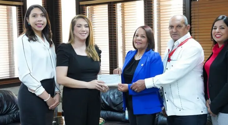 Voluntariado Bancentraliano entrega aporte anual de RD$ 450,000 a la Cruz Roja Dominicana