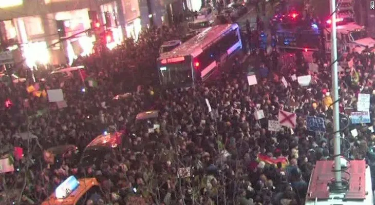 Protestas en al menos 7 grandes ciudades de EE.UU. en contra de Trump