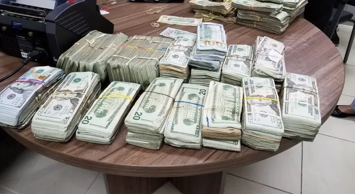 Decomisan 244 mil dólares dentro de furgoneta que llegó a RD desde PR