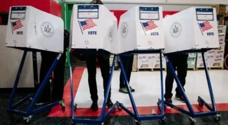 Justicia de EE. UU. arresta a 11 residentes legales por registrarse fraudulentamente para votar en California