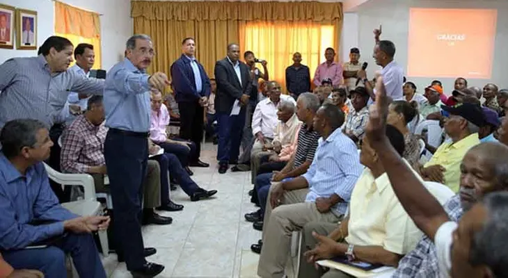 Presidente Medina visita a cacaoteros de Hato Mayor