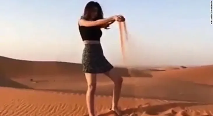 La policía de Arabia Saudita detiene a una mujer por un video en el que llevaba minifalda