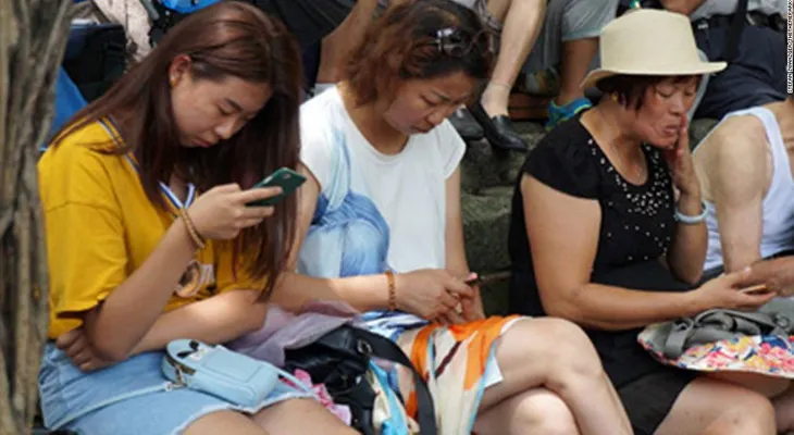 Estas fotos muestran los parques de diversiones antes y después de los smartphones