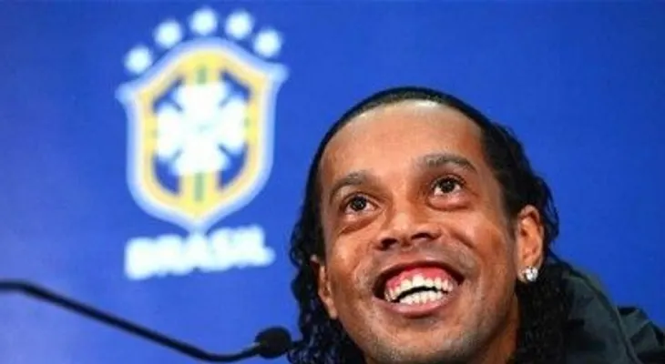 Exfuncionario mexicano llama "simio" al jugador Ronaldinho. 