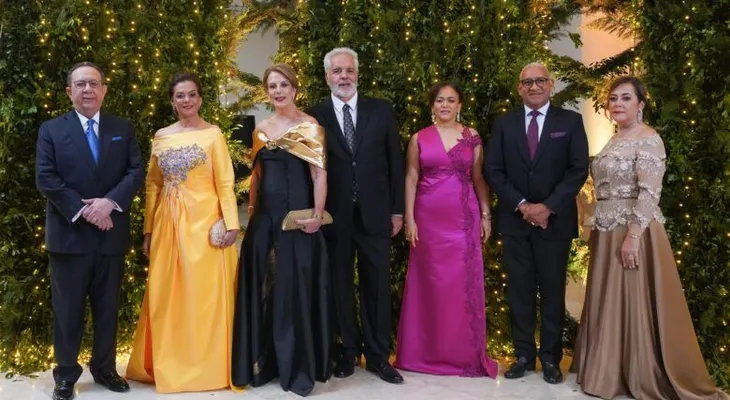 Valdez Albizu y su esposa ofrecieron una cena de gala en honor de los miembros de la Junta Monetaria