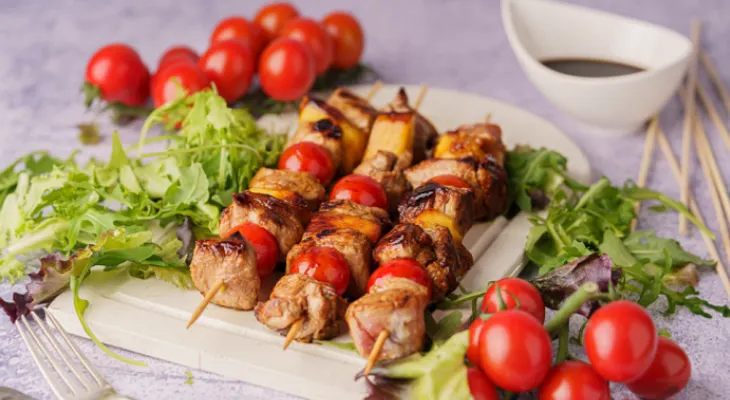 Brochetas de cerdo caramelizado con piña