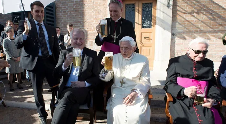 Fiesta alemana en el Vaticano: las fotos del cumpleaños 90 del papa emérito Benedicto XVI