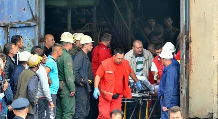 Rescatan a 29 mineros tras accidente en Bosnia