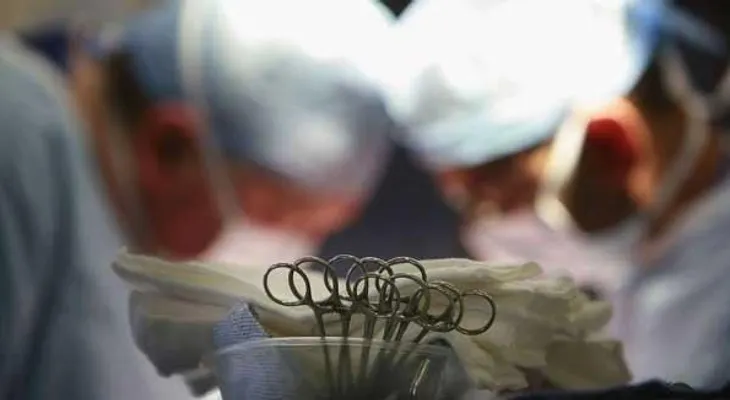 Se le olvidó el celular dentro de una mujer al practicarle cesárea 