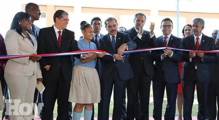 Presidente Medina inaugura cinco escuelas en SD y Monte Plata
