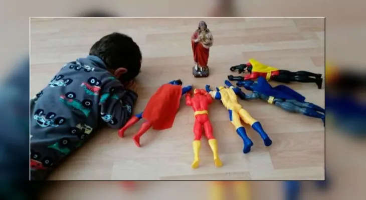 El niño de dos años que puso a Superman a rezar