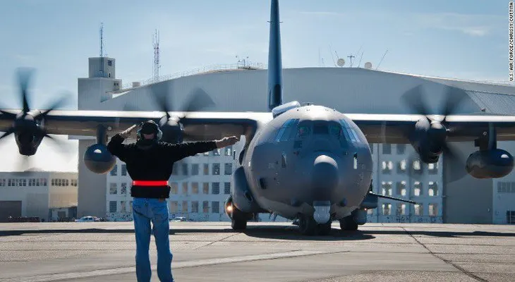 Avión de combate de 115 millones de dólares quedó inservible... porque lo volaron boca arriba