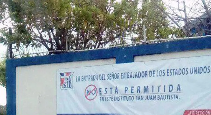 Colegio San Juan Bautista coloca cartel prohibiendo entrada del embajador Brewster