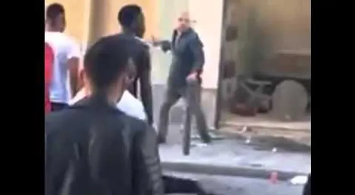 20 delincuentes intentan asaltar un "kebab", pero el dueño resultó "duro de matar"