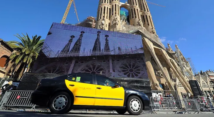 Taxista en Cataluña encuentra maleta olvidada con 10.000 euros... y la devuelve