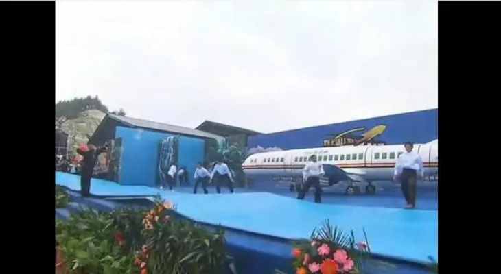 Video: Ilusionista hace desaparecer una maqueta de avión de 30 metros