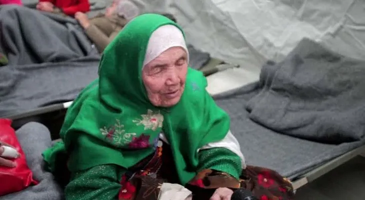 Una refugiada afgana de 105 años, en la marea migratoria que busca una vida mejor en Europa