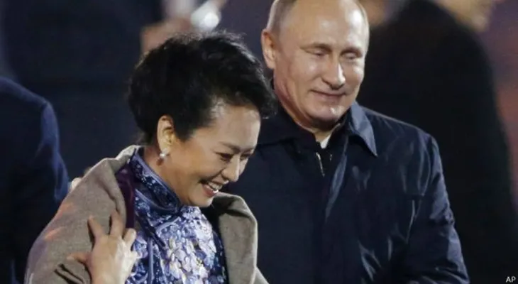 La polémica galantería de Putin con la mujer del presidente chino