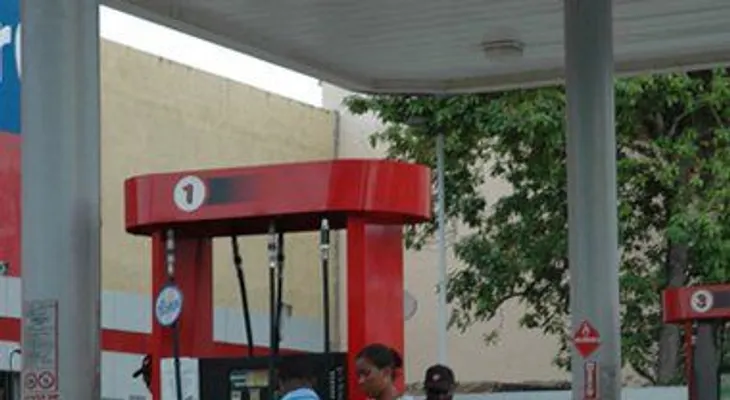 Congelan otra vez precios de los combustibles
