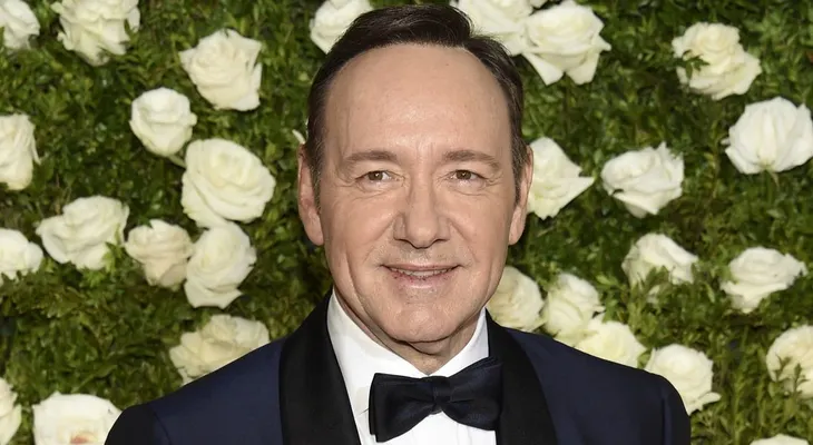 Bomba en Hollywood: Kevin Spacey reconoce su homosexualidad y pidió disculpas por acosar a un menor