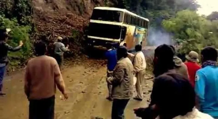 Bus cae al abismo en la Ruta de la muerte en Bolivia (nuevo video)