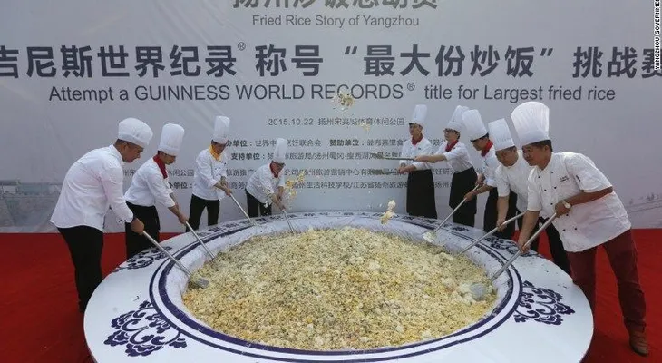 China rompe récord de la mayor porción de arroz frito del mundo... y es descalificada porque el plato no era comestible