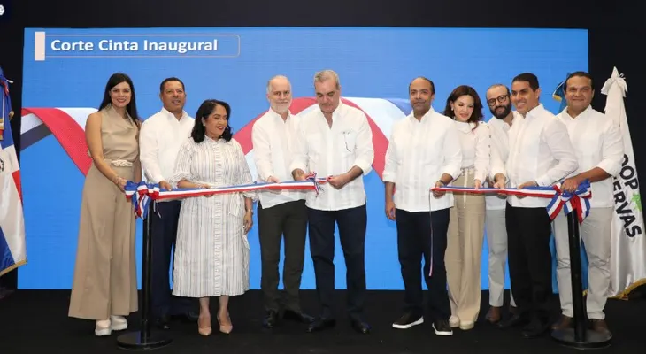 Presidente Abinader inaugura polideportivo, museo y club deportivo