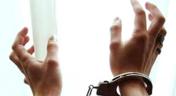 Apresan mujer que lanzó su bebé a un hoyo 