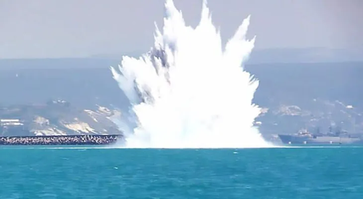 La increíble explosión de una bomba de la Segunda Guerra Mundial en Rusia que provocó una ola de más de 30 metros