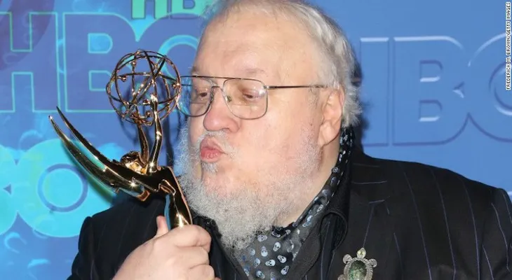 El autor de "Game of Thrones" no está escribiendo... está haciendo campaña por Hillary