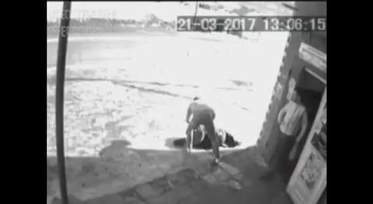 Dueño de una tienda le da una lección a dos borrachos que patean su negocio