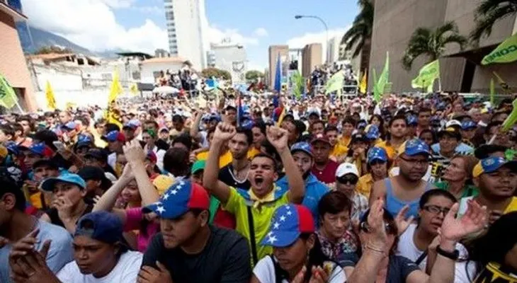 Cientos de opositores marchan contra crisis en Venezuela 