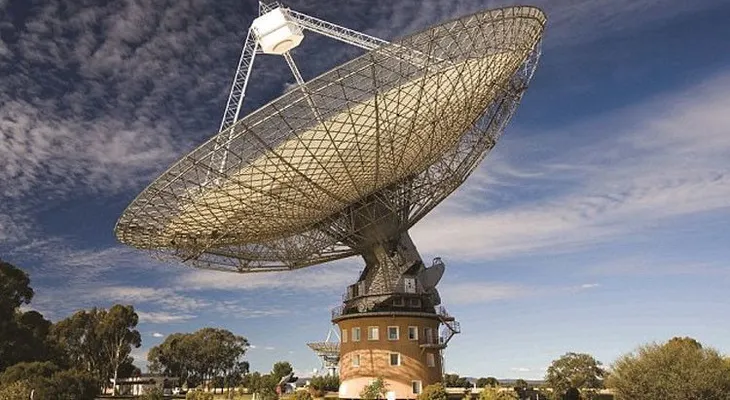 ¿Nos hacen señales? Registran ondas de radio misteriosas fuera de la Vía Láctea